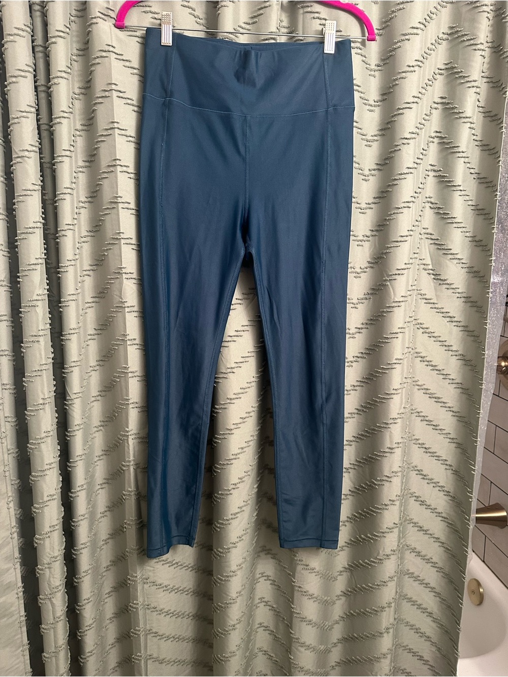 sweaty betty leggings. Condition is Pre-owned. 
Sweaty Betty 7/8 length 
Size m - Picture 2 of 7